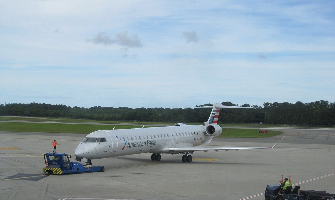 American Eagle CRJ700. DiscoA340 CC BY SA PD 4.0