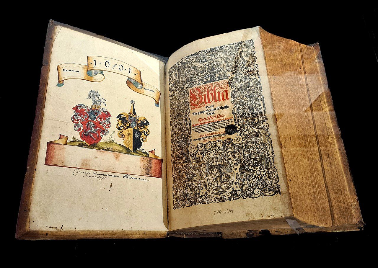 Bible protestantská štrasburgská. Ji Elle Wikimedia Commons CC BY SA PD 4.0