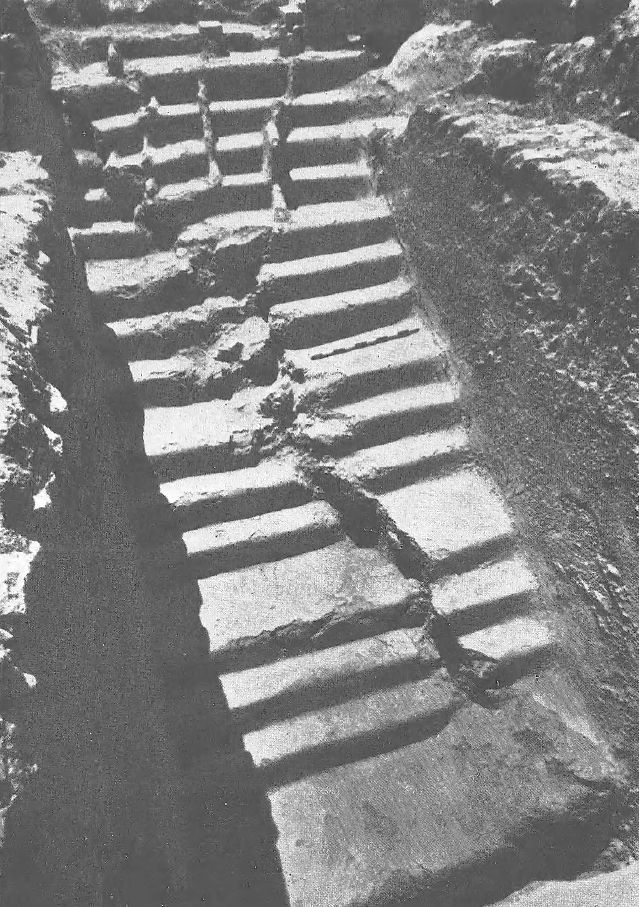 Cisterna v Kumránu poškozená zemětřesením r. 31 př.n.l. R. de Vaux 1973