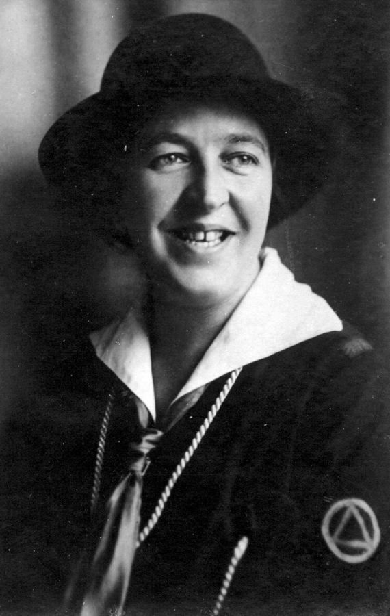 Corrie Ten Boom ve skautském obleku na fotografii neznámého autora 1921. Wikimedia Commons CC BY SA PD old