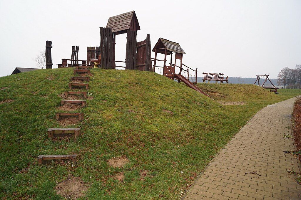 Dětské hřiště v Česku. Wikimedia Connons Mike fiesta CC BY SA PD 4.0