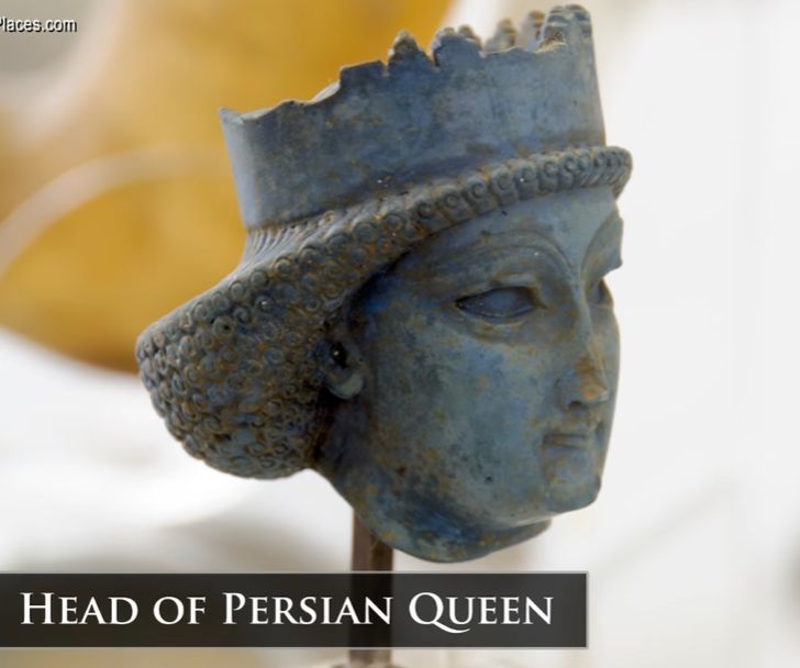 Hlava perské královny z paláce v Persepolis