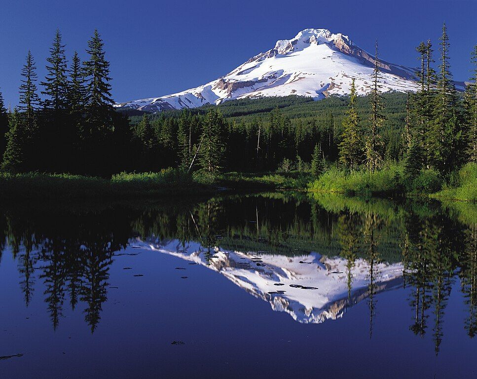 Hora Hood se odráží v Mirror Lake. Wikimedia Commons Oregons Mt. Hood Territory. CC BY SA PD author