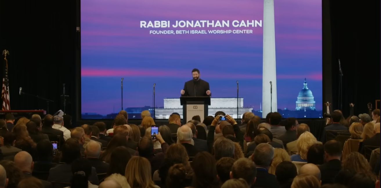 Jonathan Cahn přináší poselství během Národního modlitebního shromáždění ve Washingtonu 5.2.2025