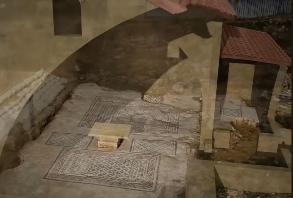 Mozaika z Megidda v původním uložení. Z YT videa vRp14KC3KPiU