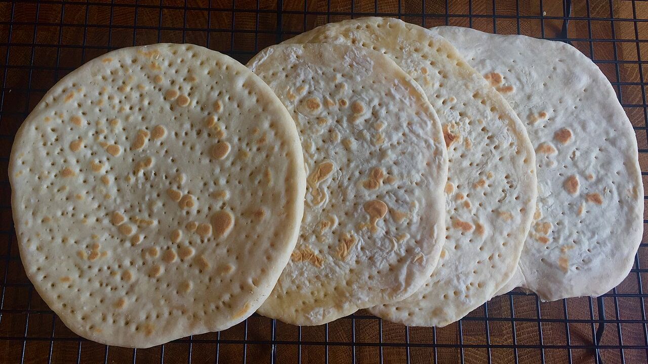 Nekvasený chléb. Wikimedia Commons Newmila CC BY SA PD 4.0