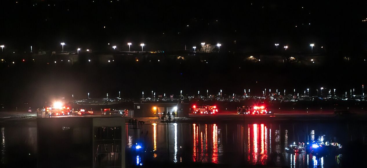 Noční záchranné práce na řece Potomac po srážce letadel 29.1.2025. B.Giles CC BY SA PD Coast Guard