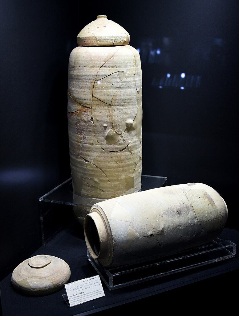 Nádoby v nichž byly uchovávány svitky v Kumránu u Mrtvého moře. Jordánské muzeum Amman. O.S.M.Amin CC BY SA PD 4.0