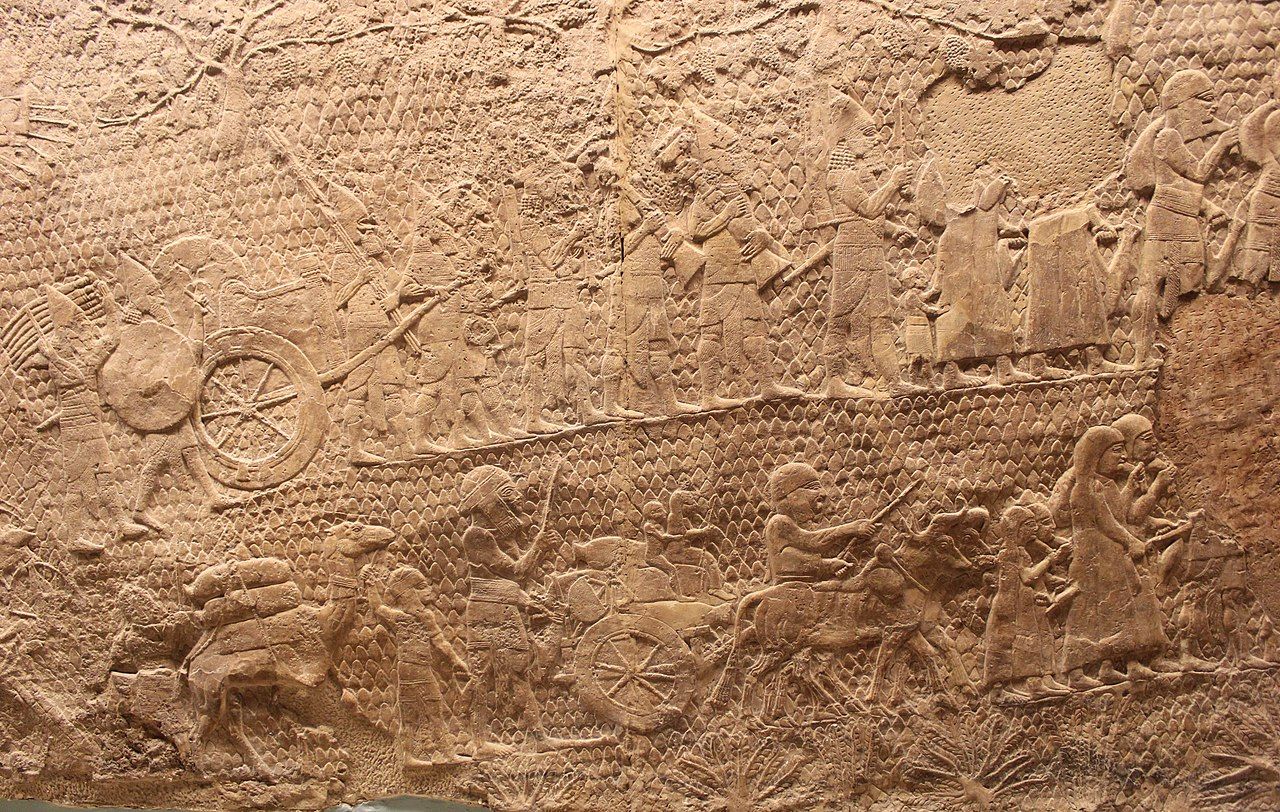Odvádění zajatců a válečné kořisti z Lachíše na reliéfu Sancheríbova paláce v Ninive. Zunkir CC BY SA 4.0