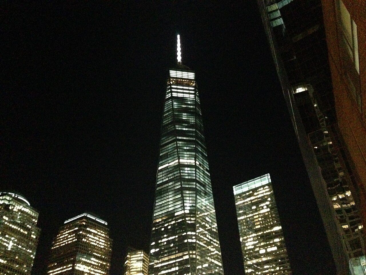 One World Trade Centre New York City v noci. Cdhines1973 CC BY SA PD 4.0