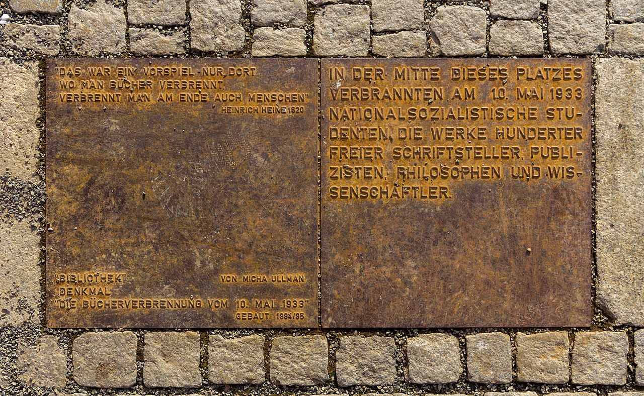 Plaketa v Berlíně na připomínku pálení knih v roce 1933 nacisty. Wikimedia Commons Mike Peel CC BY SA PD 4.0