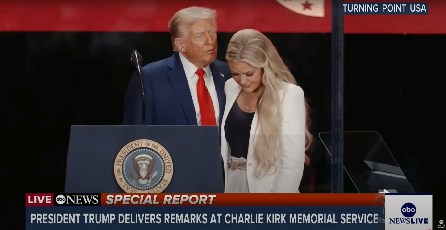 Prezident Donald Trump s vdovou po Charlie Kirkovi Erikou.při vzpomínkovém setkání za Charlieho. Z YT videa vRHwDIvEQxrs