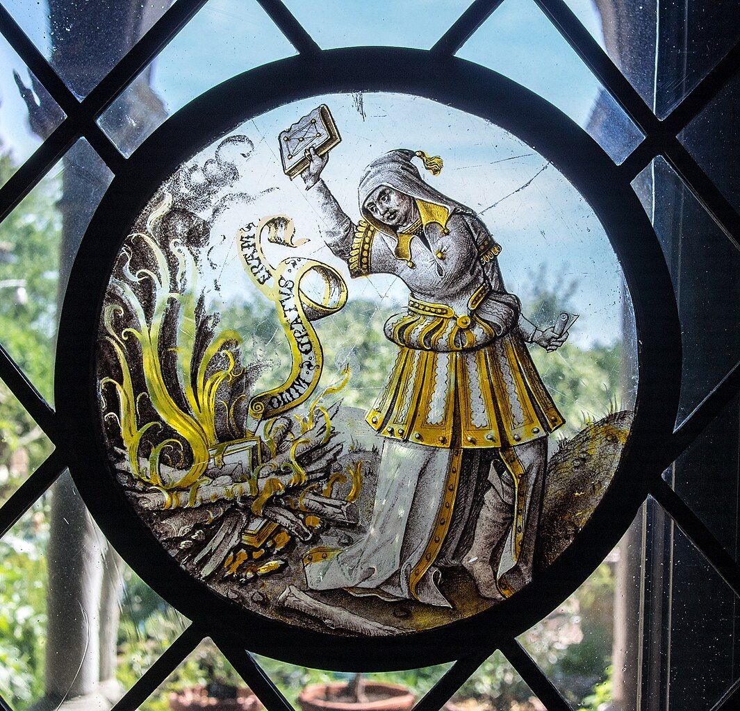 Pálení knih na nizozemské vitráži ze 16. století. Rhododendrites Met Cloisters New York. Wikimedia Commons CC BY SA PD 4.0
