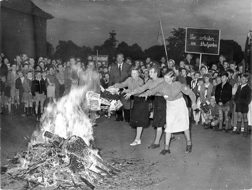 Pálení špinavé literatury na základní škole v Berlíně na Den dětí 1.6.1955 Německý federální archiv Wikimedia Commons CC BY SA PD 3.0 DE