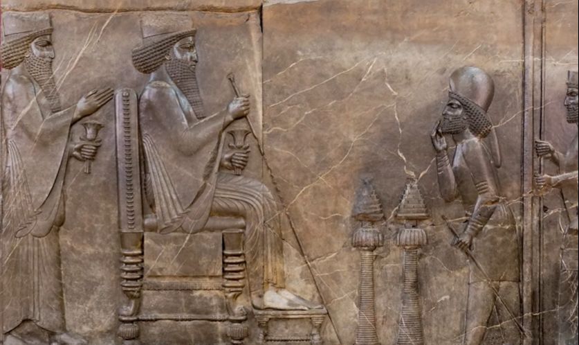 Reliéf se sedícím perským králem Dareiem a za ním stojícím jeho synem Xerxem