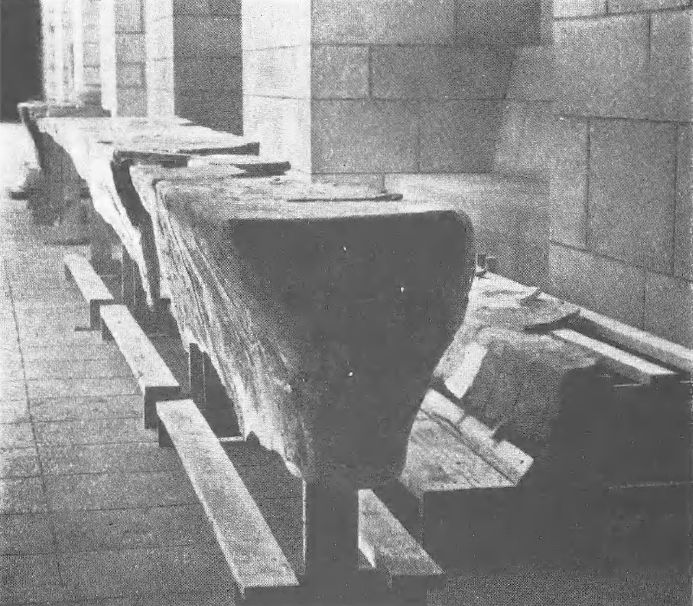 Stoly a lavice v kumránském skriptoriu. R. de Vaux 1973