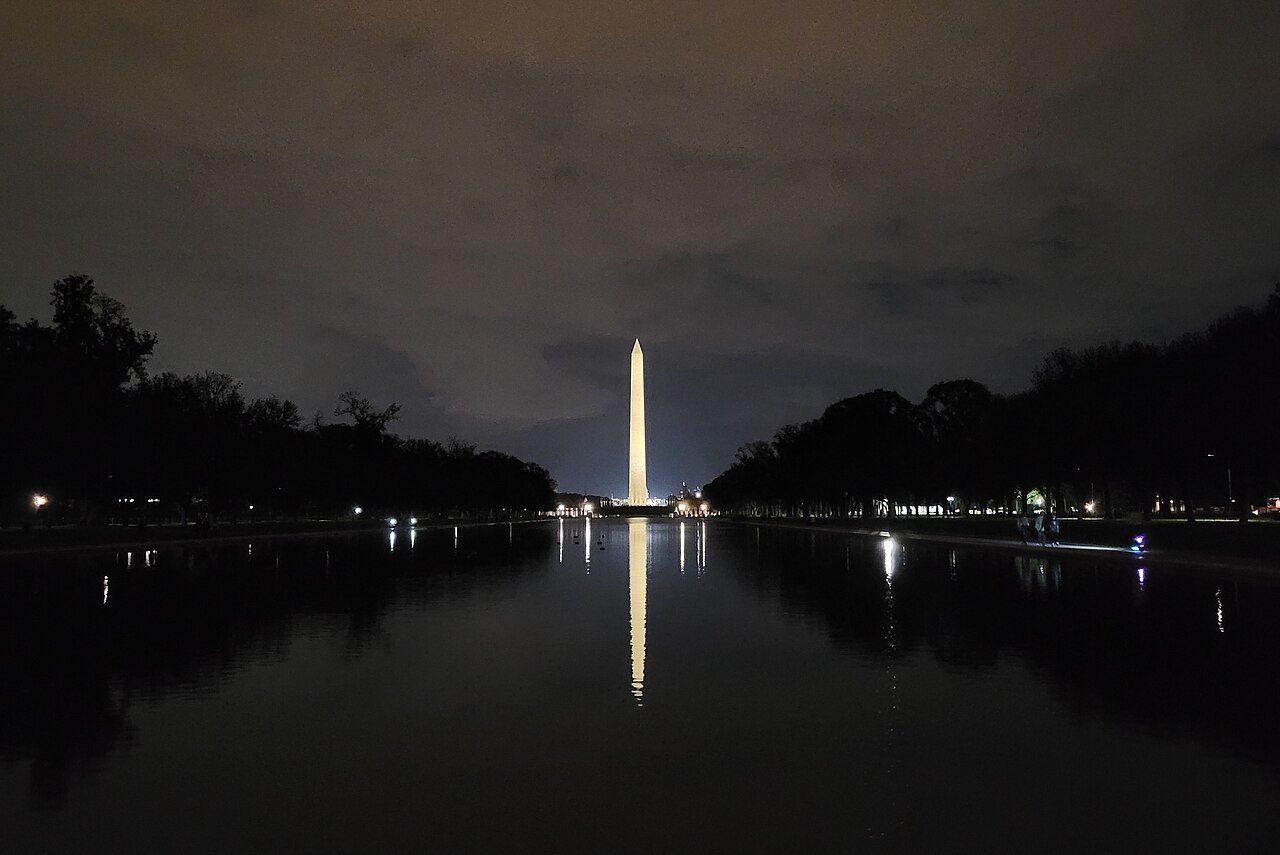 Washingtonův památník v noci Washington D.C. Mojnsen CC BY SA PD 4.0
