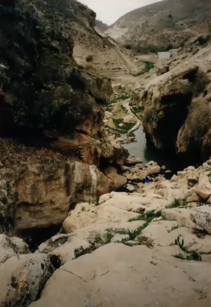 Vádí potoka Kerít. J. Tabor z YT videa vkLOFohkSUfg