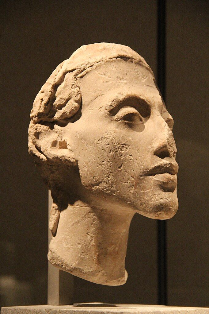 Amenhotep IV. Achnaton v Egyptském muzeu v Berlíně. G.Todd CC BY SA PD zero