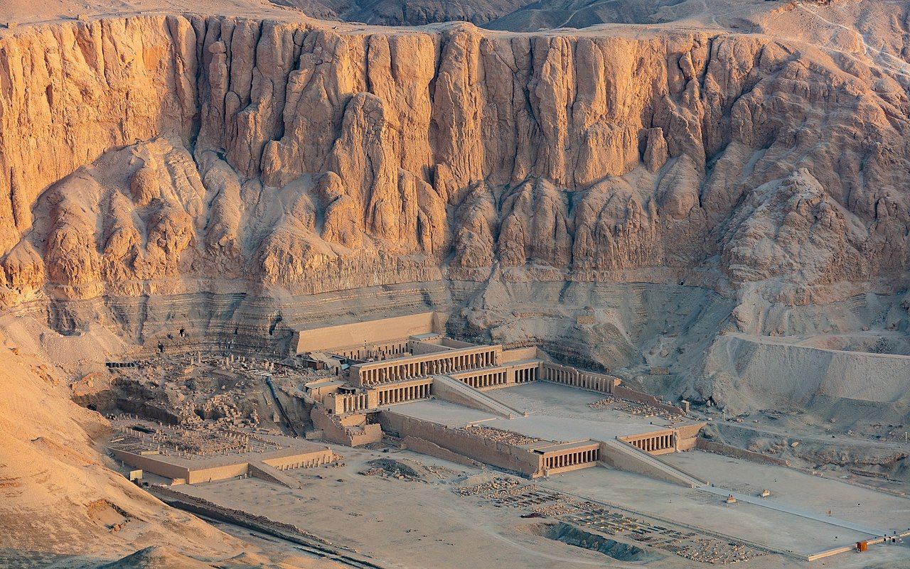 Památník a hrob Hatshepsut Deir el Bahari Egypt. D.Delso CC BY SA 4.0