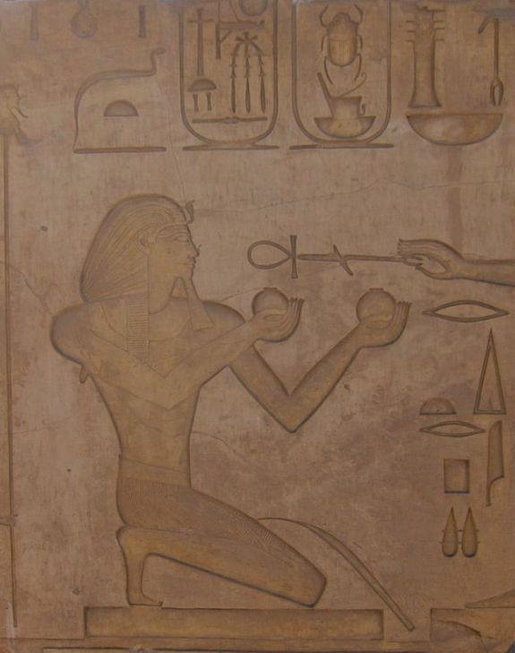 Thutmose II. na reliéfu v Karnaku. Wmpearl CC BY SA PD zero