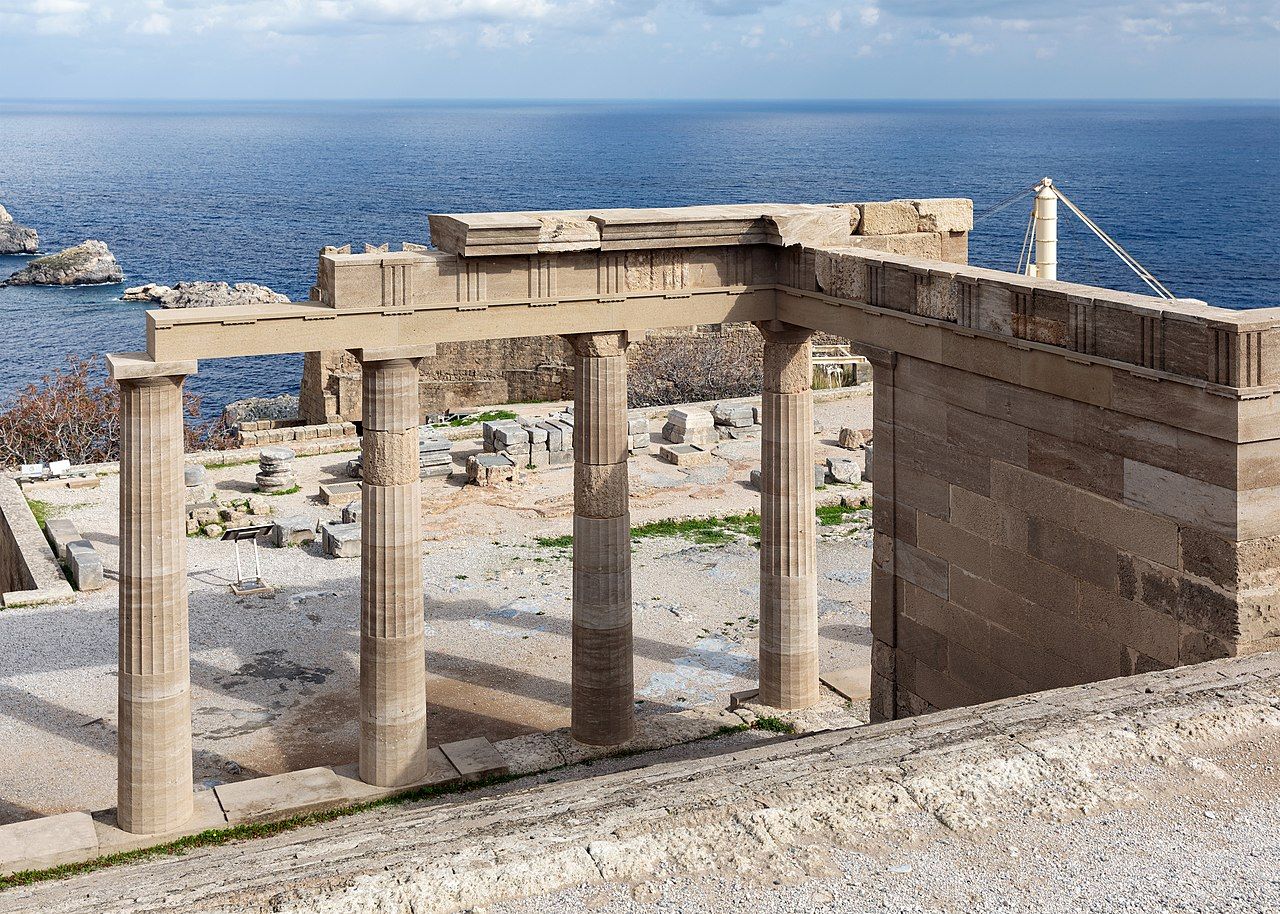Triglyfy z akropolis v Lindos na řeckém ostrově Rhodos. M.Werner CC BY SA PD 4.0