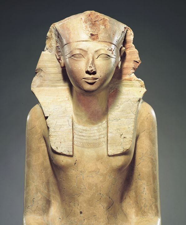 Hatshepsut sedící socha ženy v obleku faraona Deir el Bahri Théby Egypt 14791458 př.n.l. Metropolitan Museum of Art. CC BY SA PD old