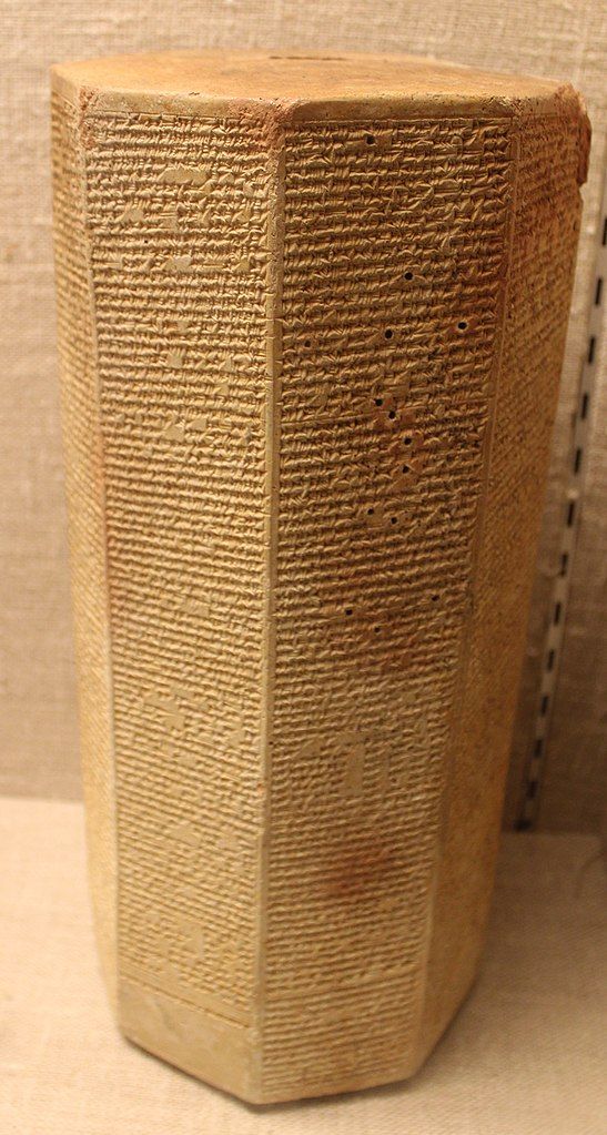 Šestiboký hranol s popisem Sancheríbových tažení včetně dobytí Lachíše nalezený v Ninive. Zunkir CC BY SA 4.0